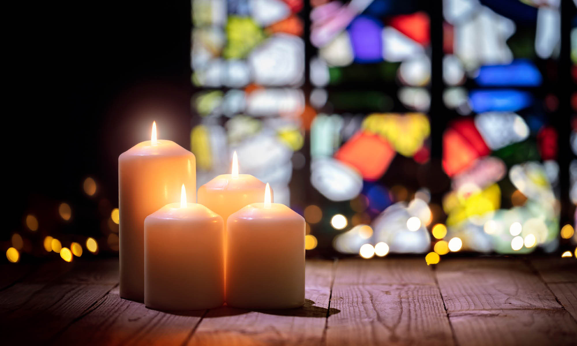 Kaarsen in de kerk Kaarsen in de kerk